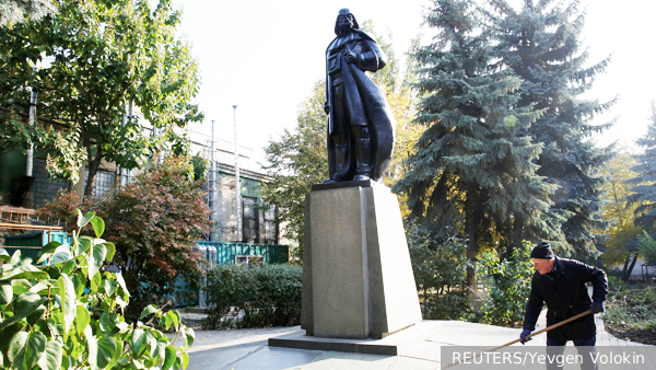 В Одессе демонтировали табличку с памятника Дарту Вейдеру на русском языке